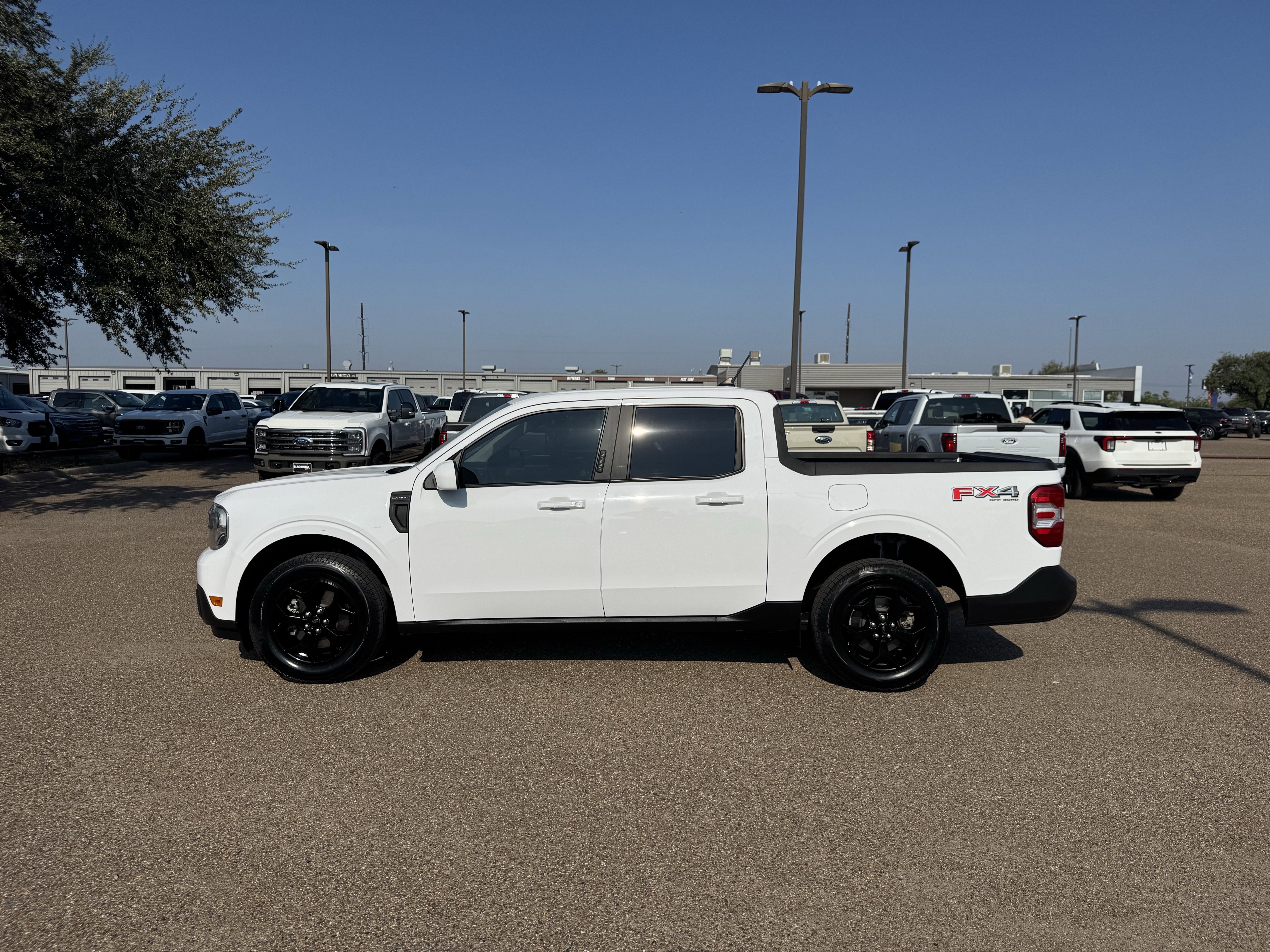 2023 Ford Maverick Lariat photo 2