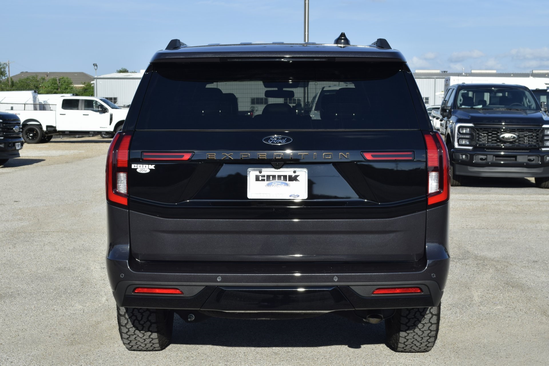 2025 Ford Expedition photo 2