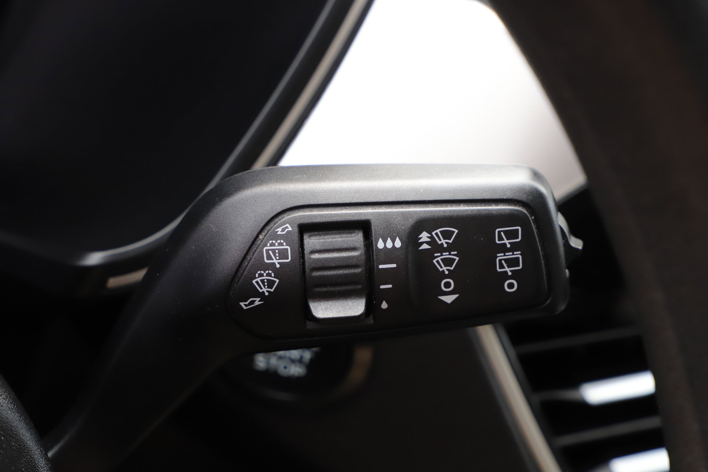 2020 Ford Escape SE photo 32