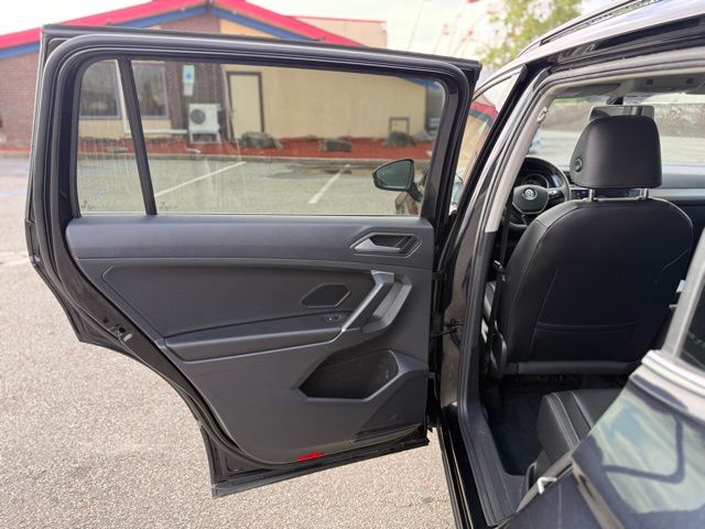 2020 Volkswagen Tiguan SE R-Line Black photo 17