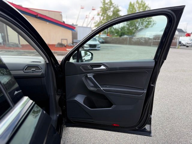 2020 Volkswagen Tiguan SE R-Line Black photo 23