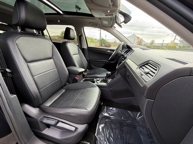 2020 Volkswagen Tiguan SE R-Line Black photo 25
