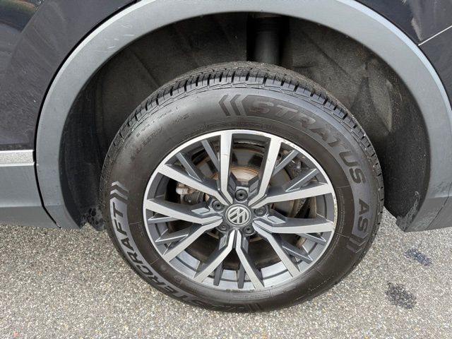 2020 Volkswagen Tiguan SE R-Line Black photo 35