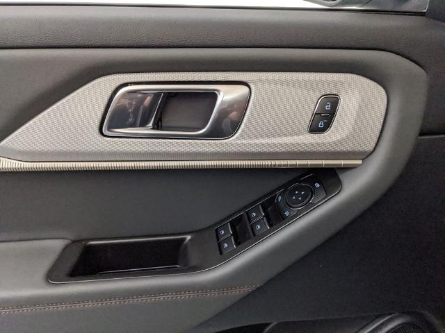 2025 Ford Explorer photo 8