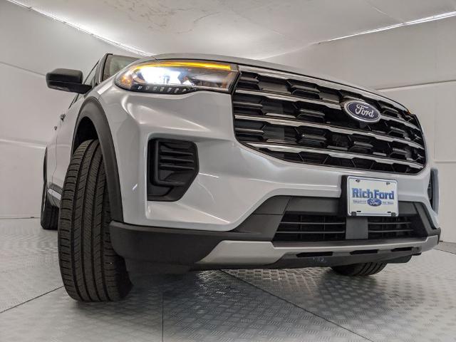 2025 Ford Explorer photo 14