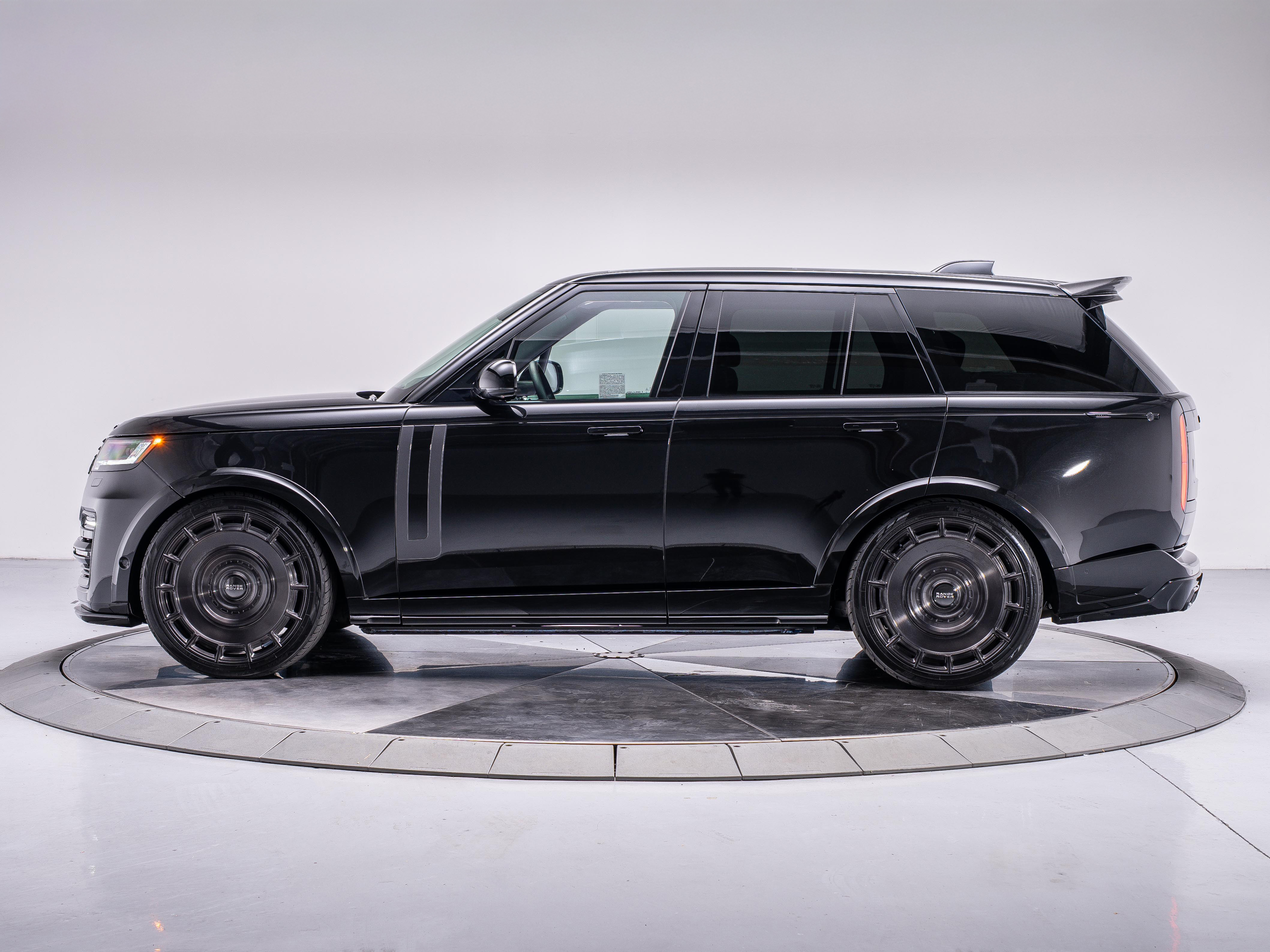 2025 Land Rover Range Rover SE photo 2