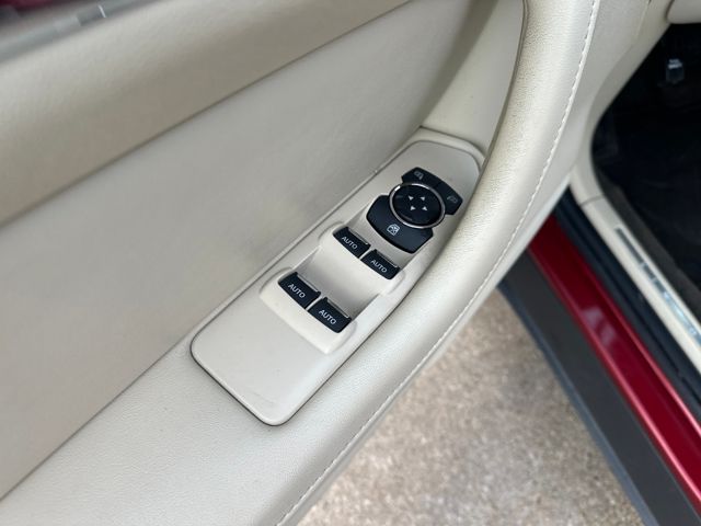 2013 Lincoln MKS Base photo 11
