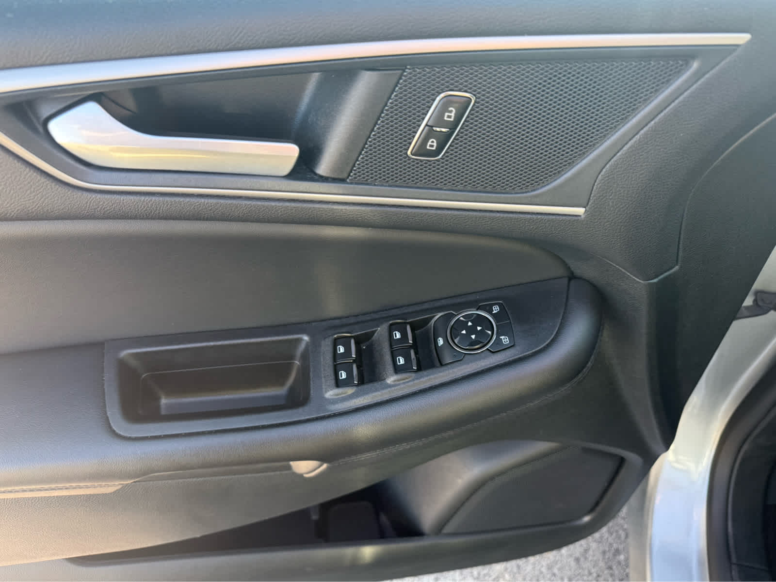 2023 Ford Edge SEL photo 7