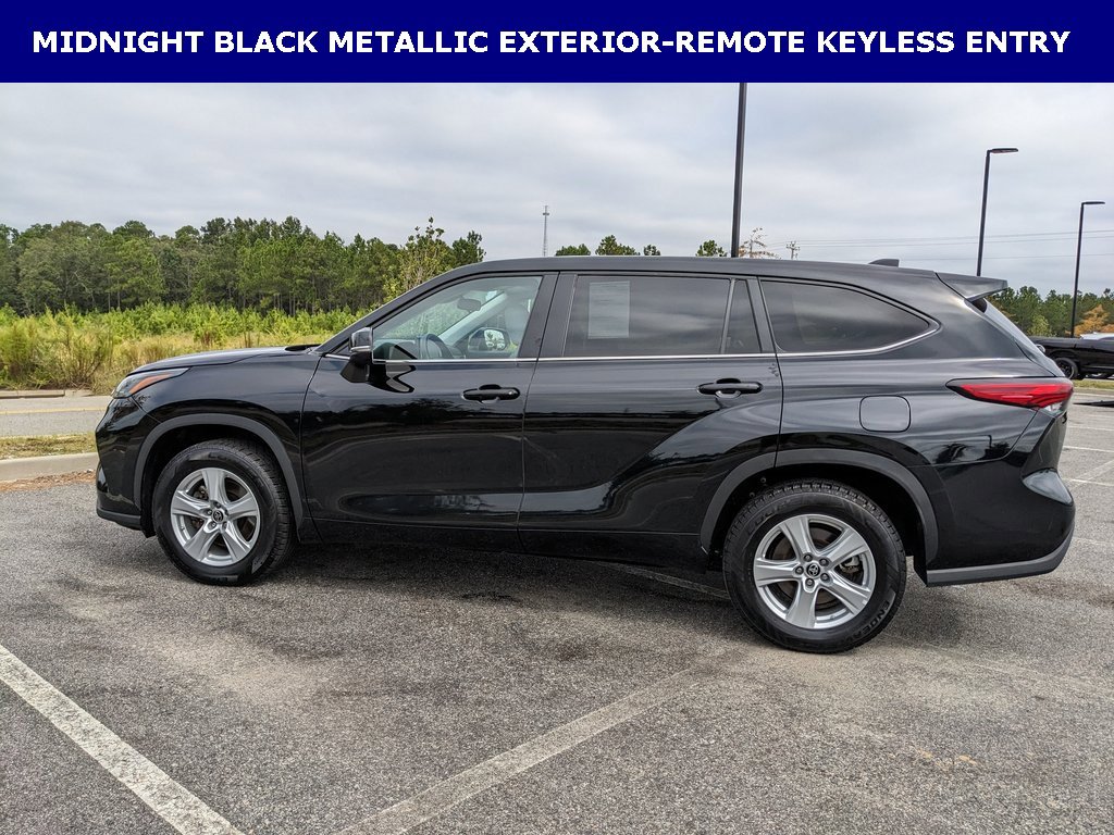 2023 Toyota Highlander L photo 3