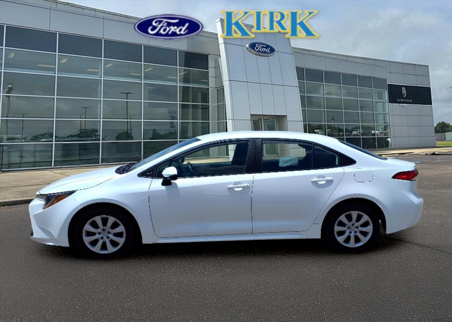 2024 Toyota Corolla LE's photo