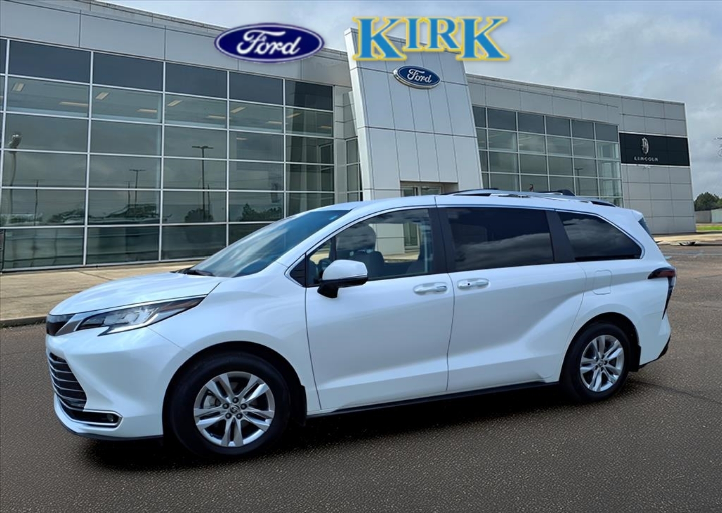 2024 Toyota Sienna Limited's photo