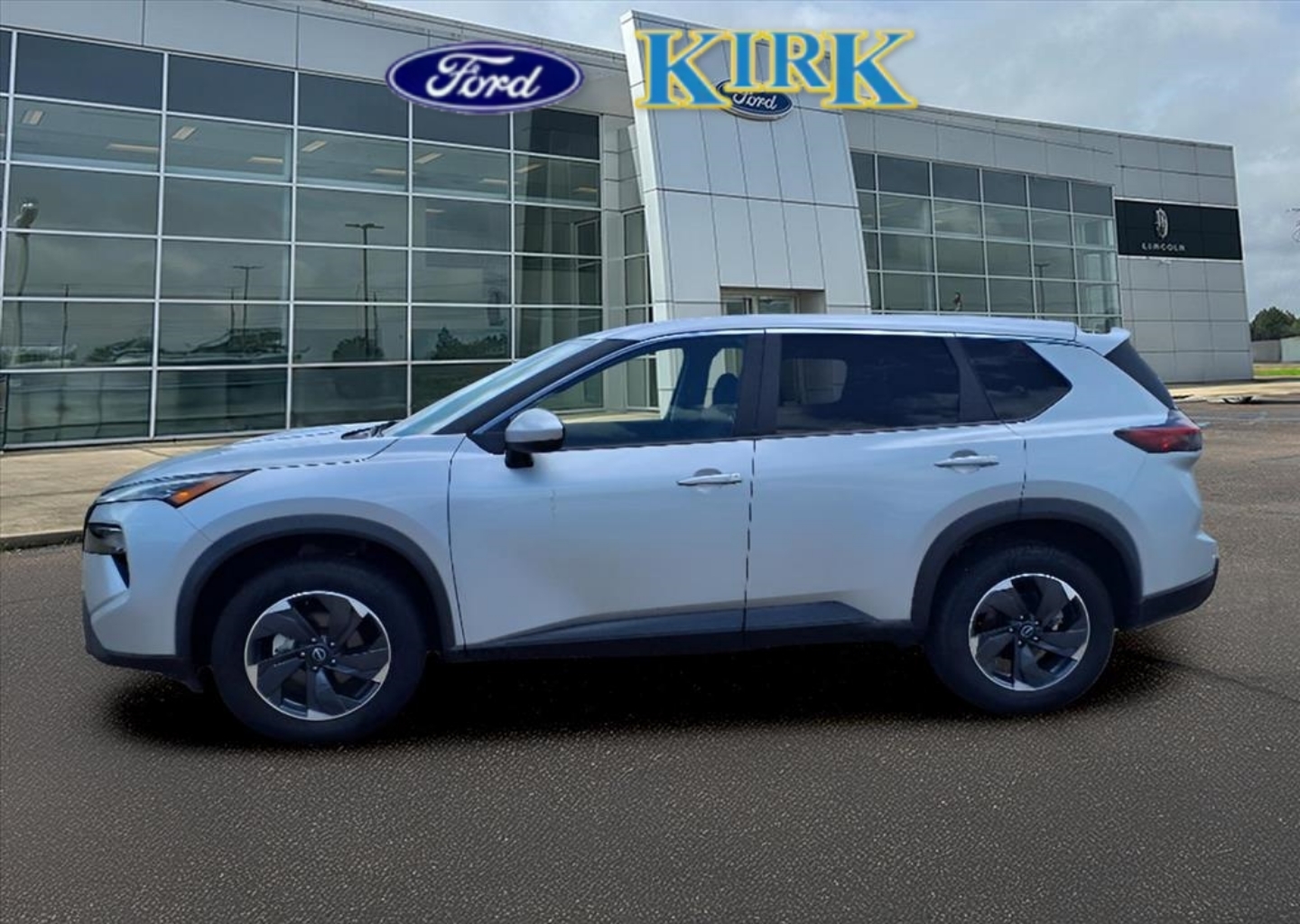 2024 Nissan Rogue SV's photo