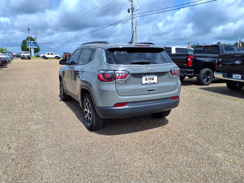 2024 Jeep Compass Latitude photo 2