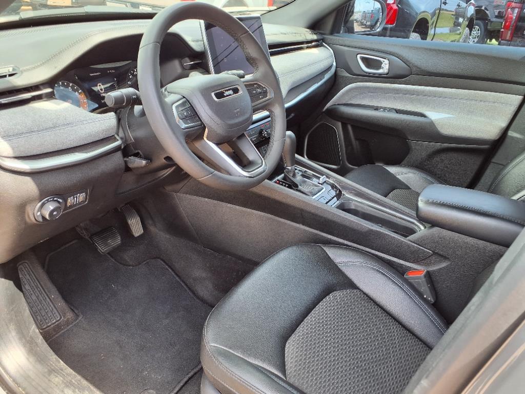 2024 Jeep Compass Latitude photo 3