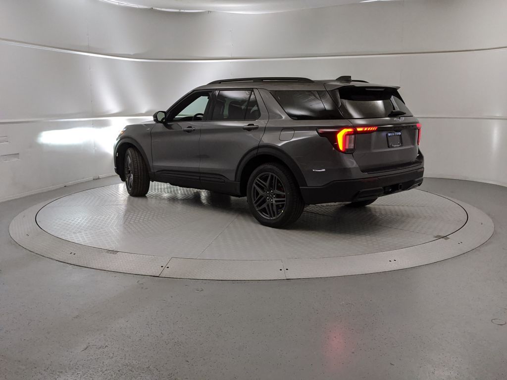 2025 Ford Explorer ST-Line photo 2