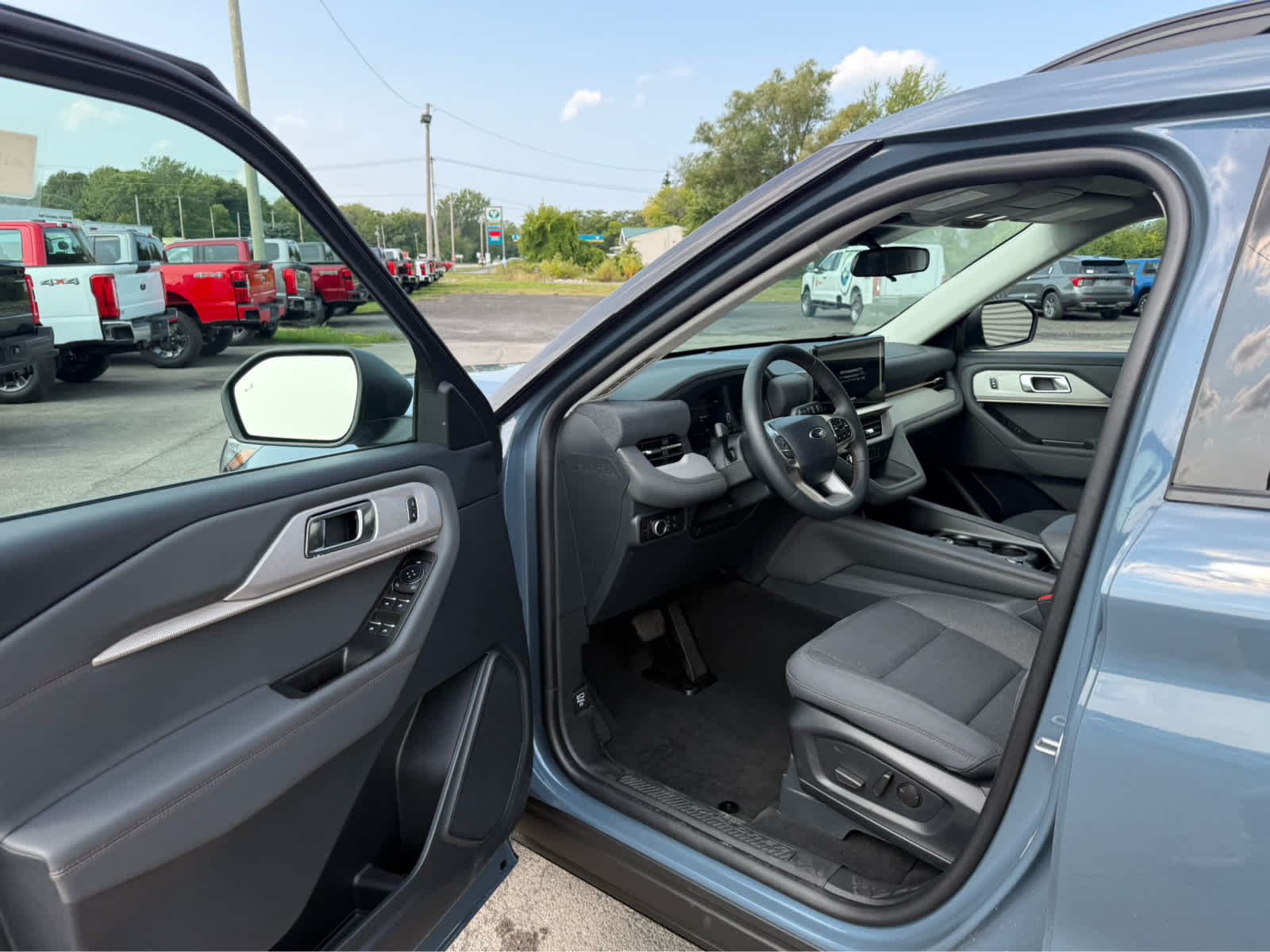 2025 Ford Explorer photo 4