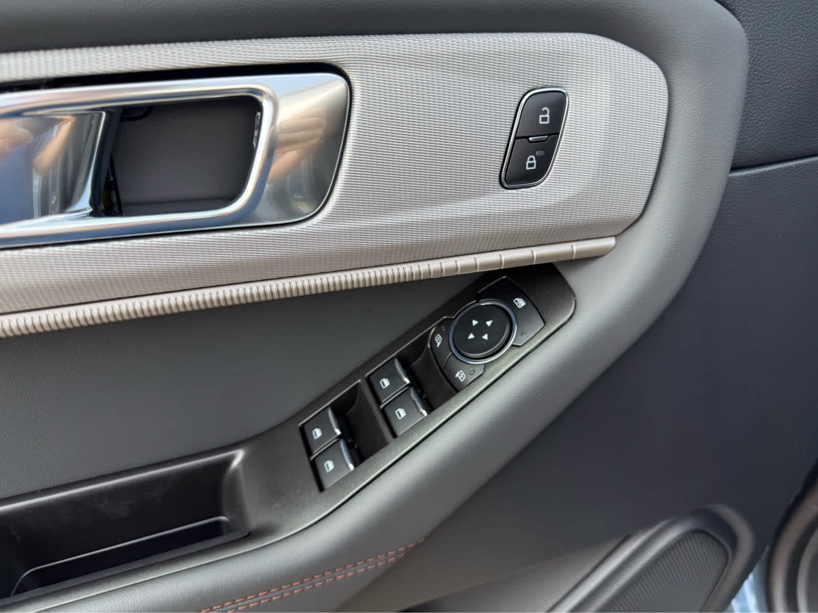 2025 Ford Explorer photo 5