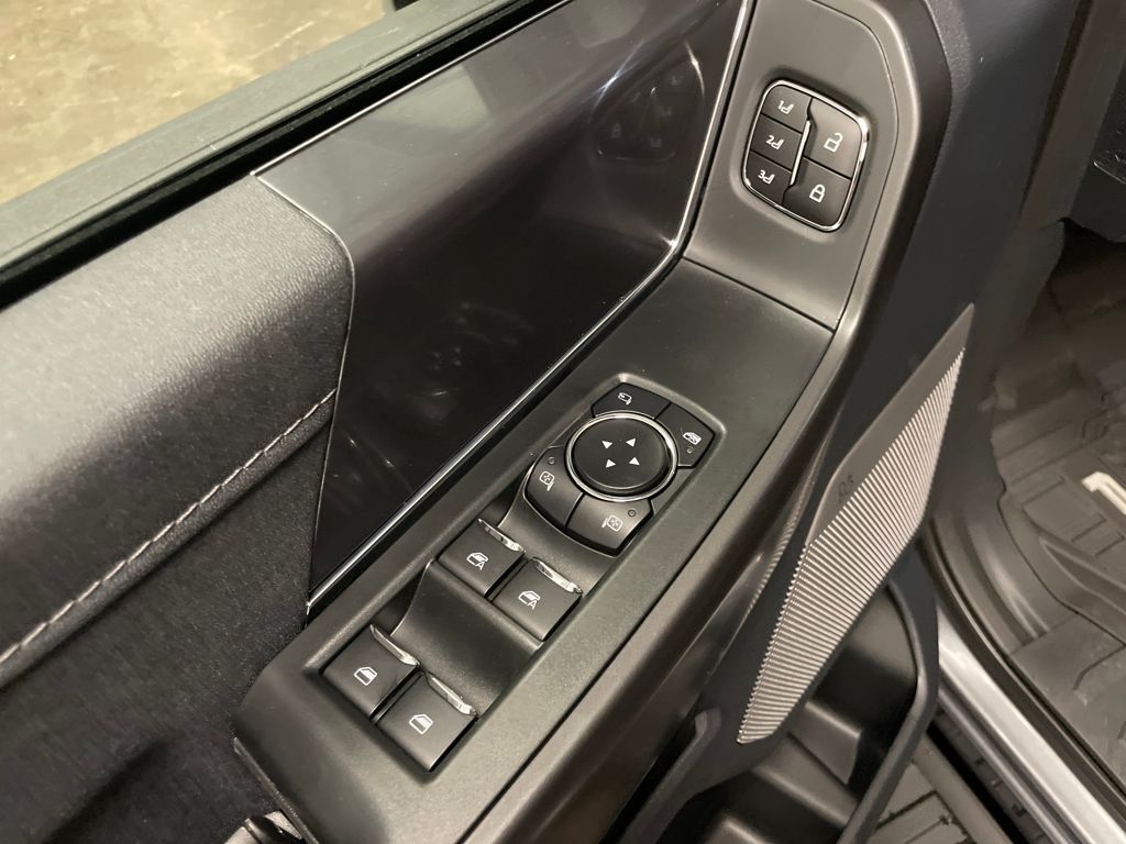 2025 Ford F-150 Lariat photo 12
