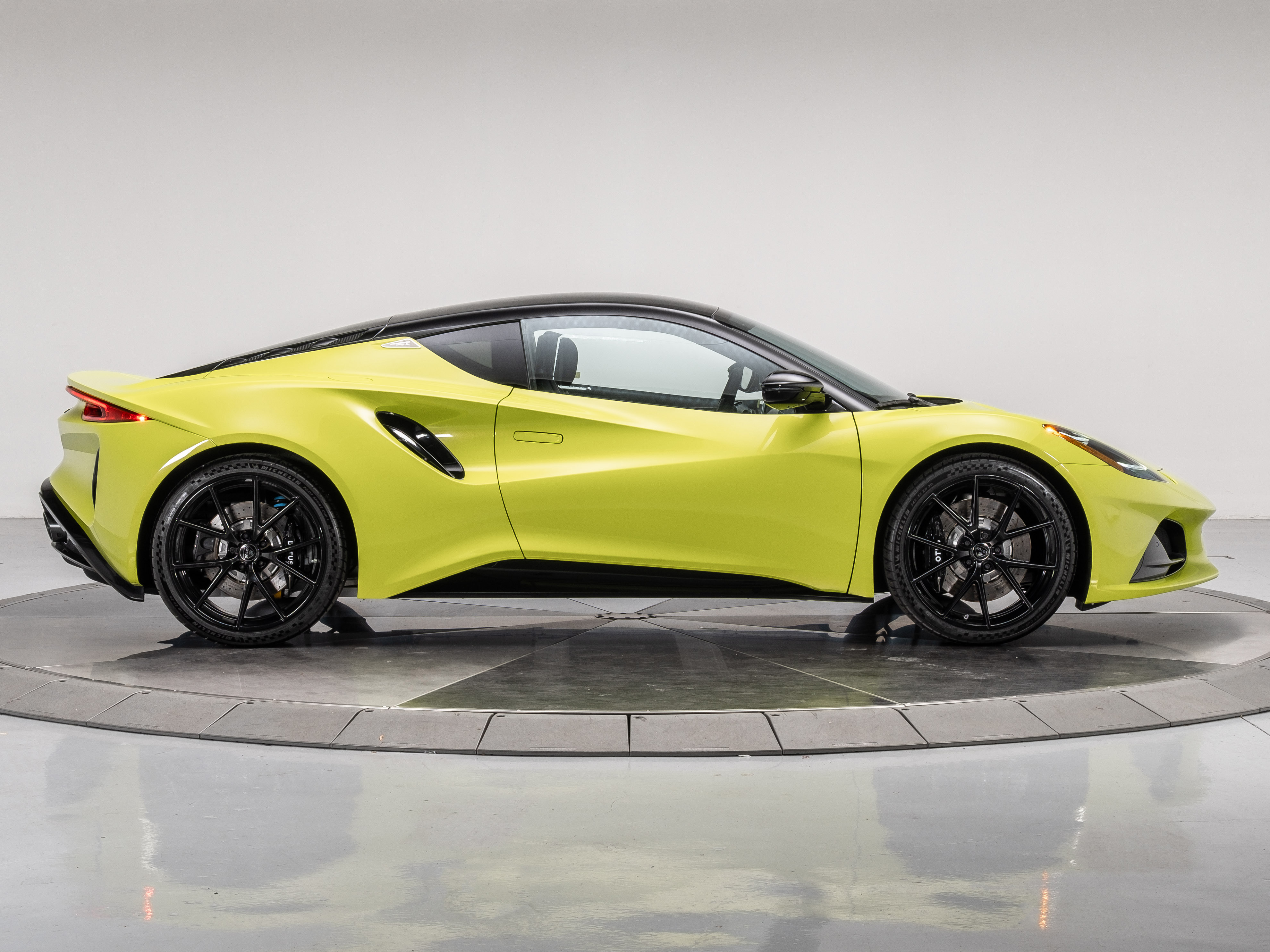 2025 Lotus Emira Base photo 7
