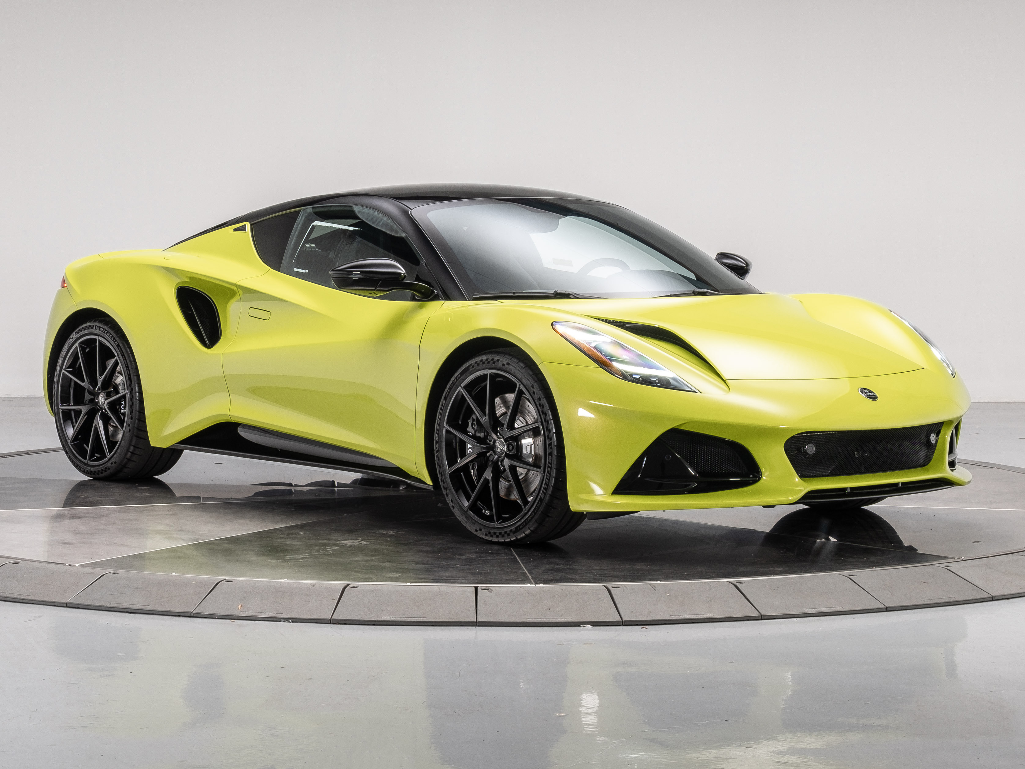 2025 Lotus Emira Base photo 8