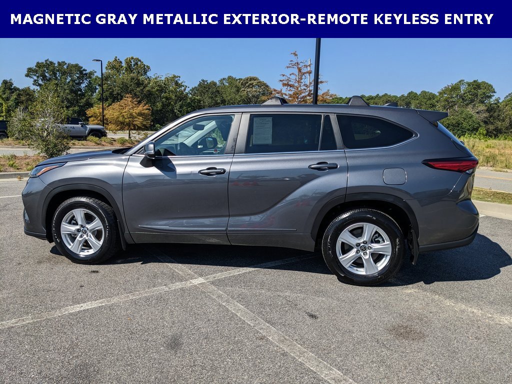 2023 Toyota Highlander L photo 3