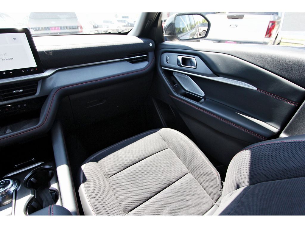 2025 Ford Explorer ST photo 4