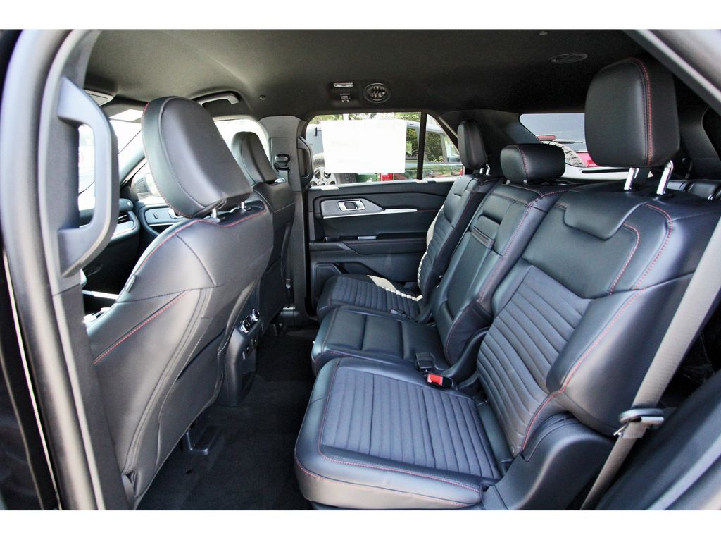 2025 Ford Explorer ST-Line photo 3