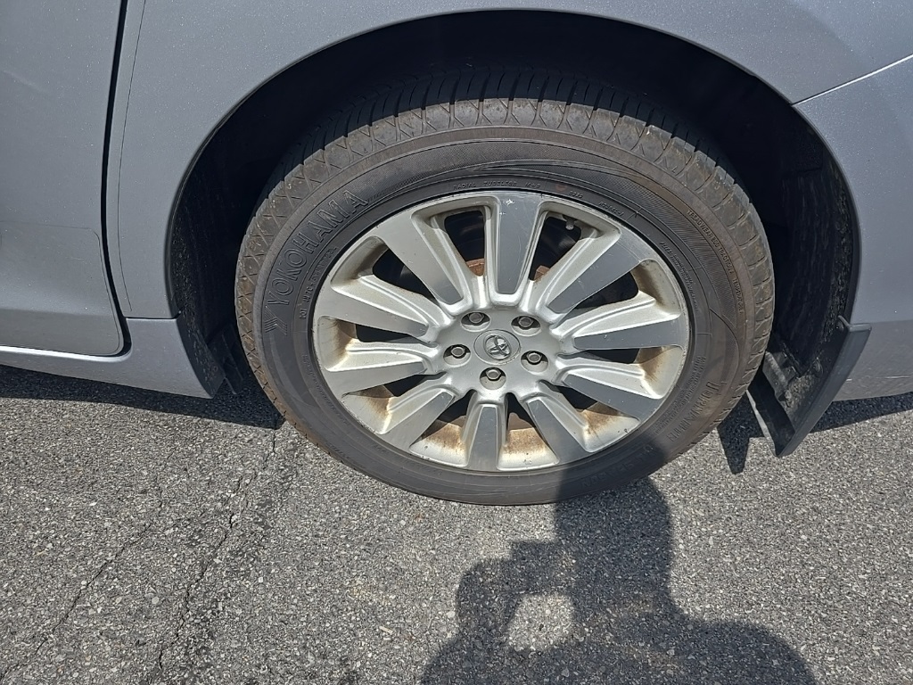 2016 Toyota Sienna Limited Premium photo 2