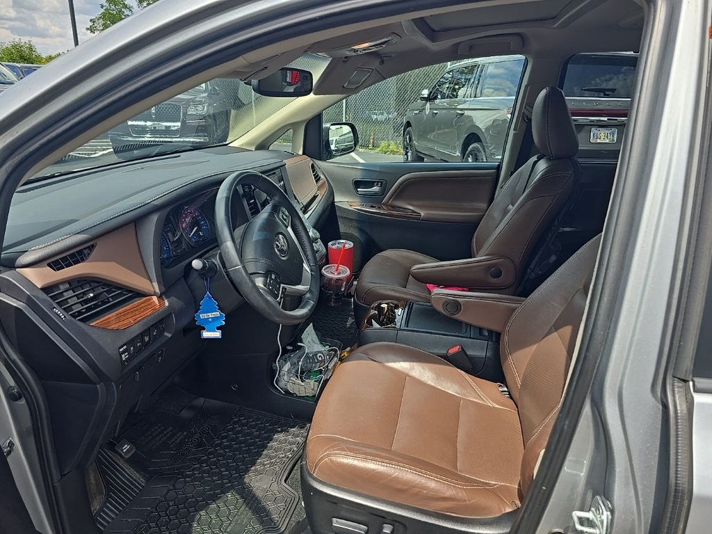 2016 Toyota Sienna Limited Premium photo 3