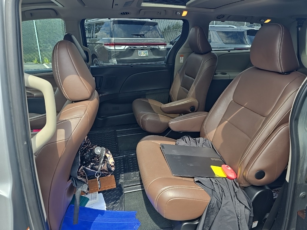 2016 Toyota Sienna Limited Premium photo 4