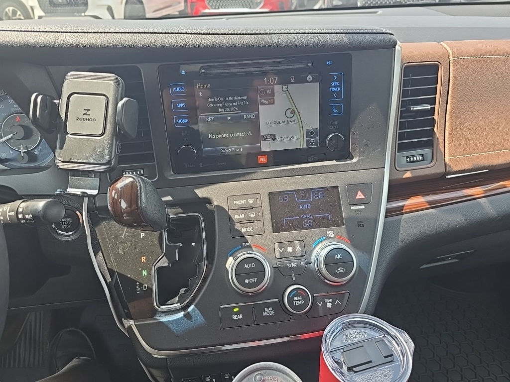 2016 Toyota Sienna Limited Premium photo 9