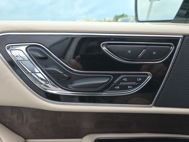 2019 Lincoln Navigator L Reserve photo 25