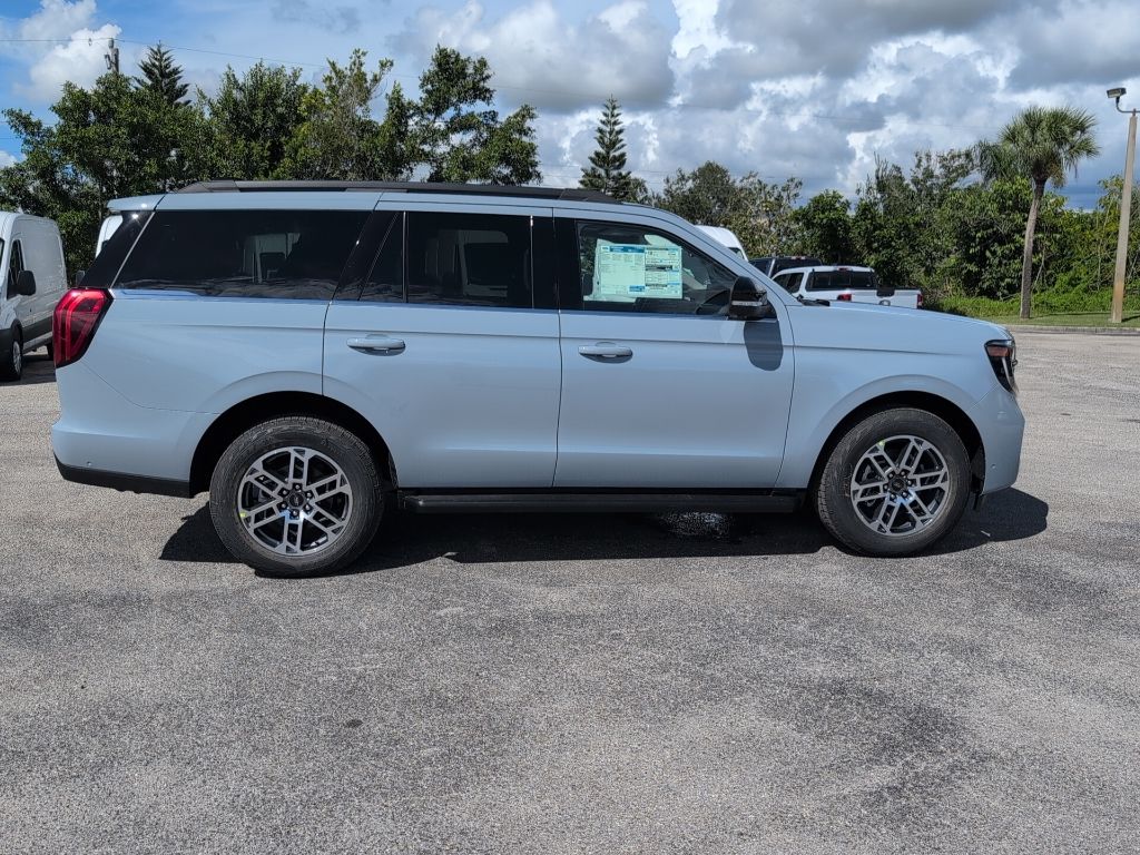 2025 Ford Expedition photo 2