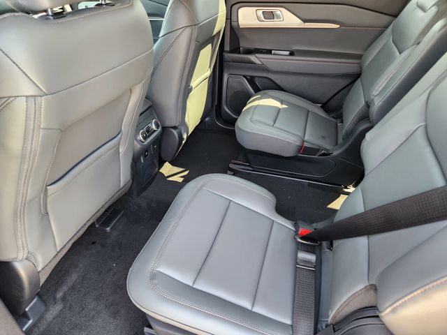 2025 Ford Explorer photo 17