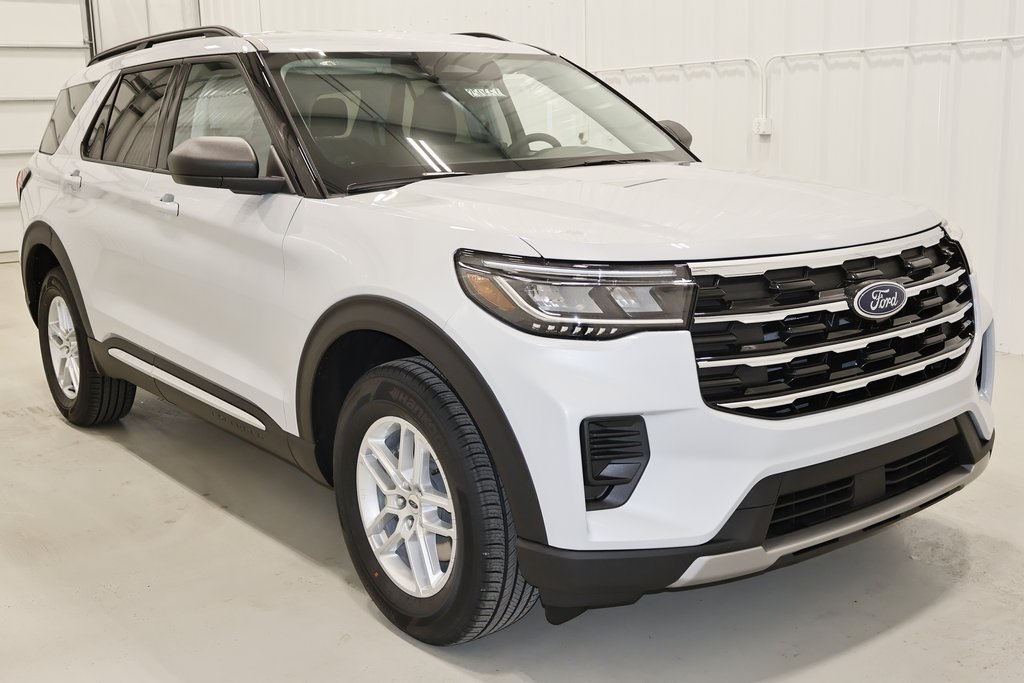 2025 Ford Explorer photo 2
