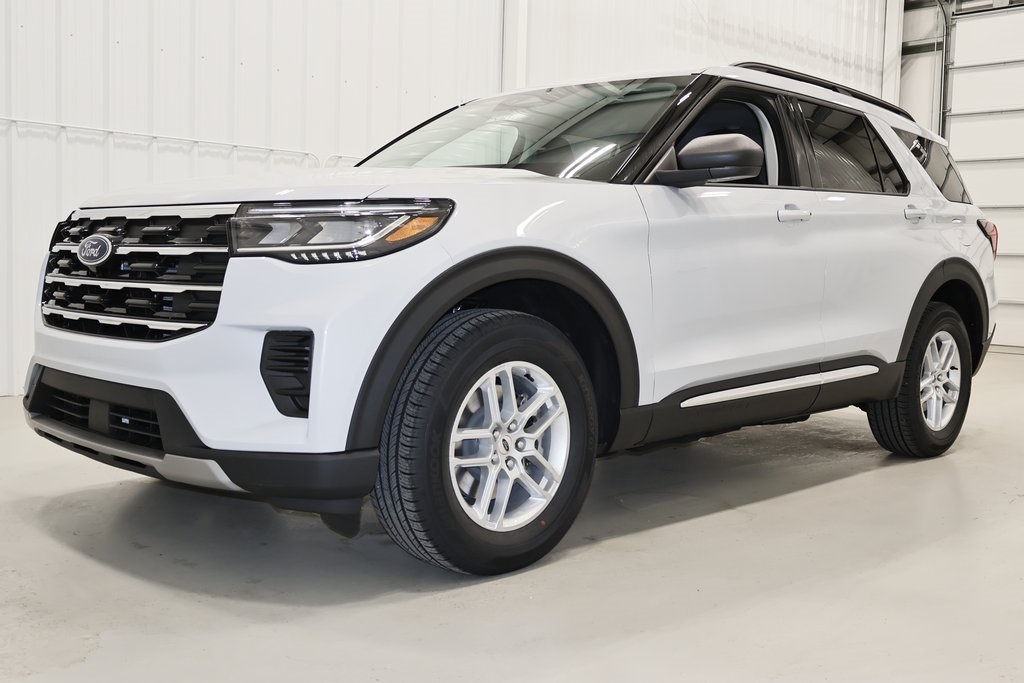 2025 Ford Explorer photo 4