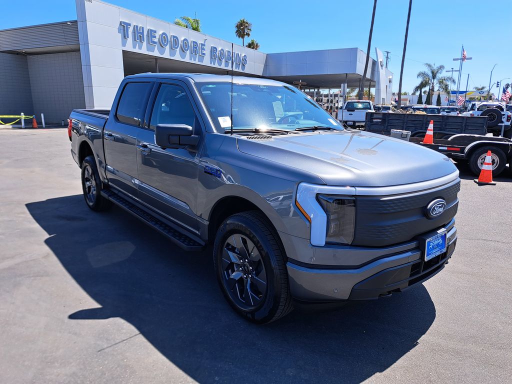 2025 Ford F-150 Lightning photo 3