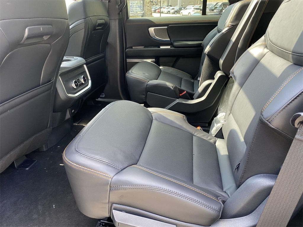 2025 Ford Expedition photo 7