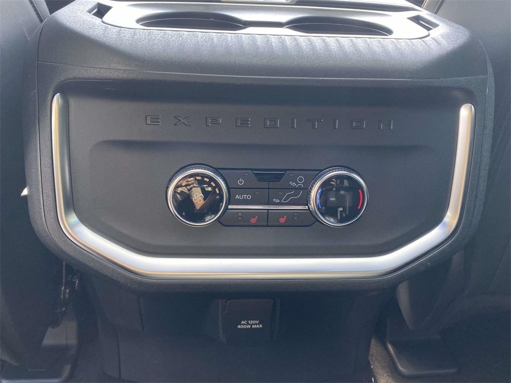 2025 Ford Expedition photo 8