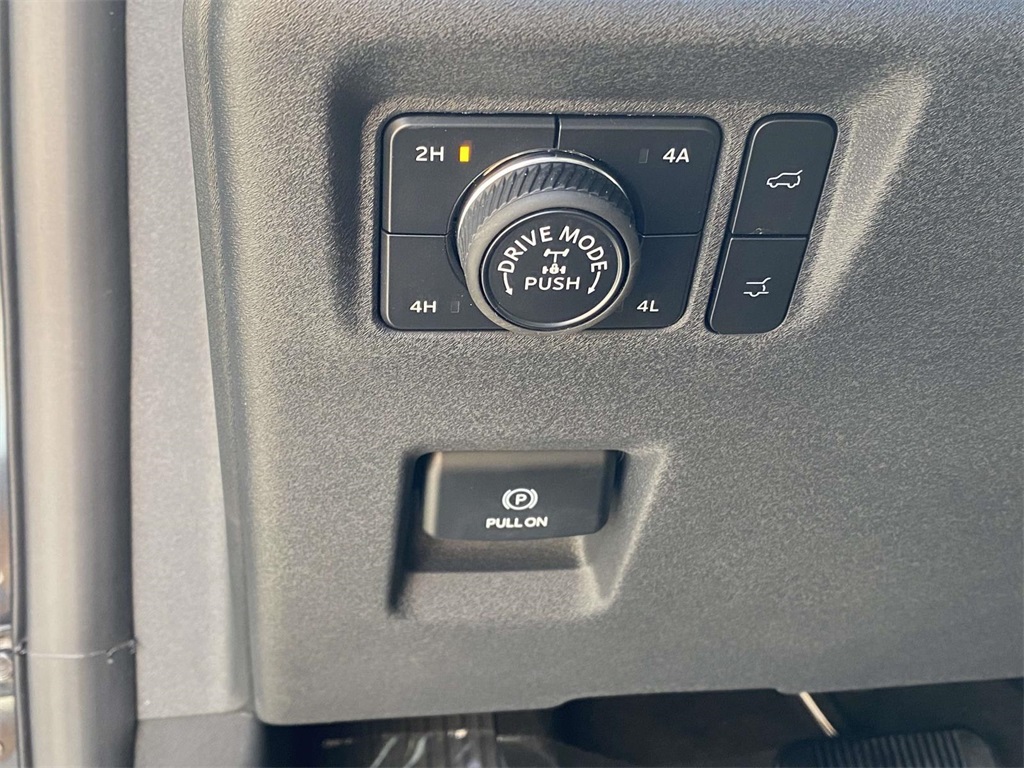 2025 Ford Expedition photo 14
