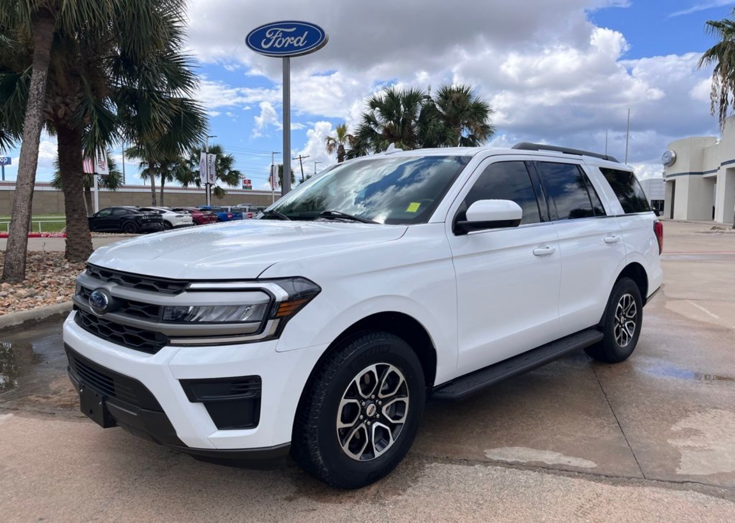 2023 Ford Expedition XLT's photo