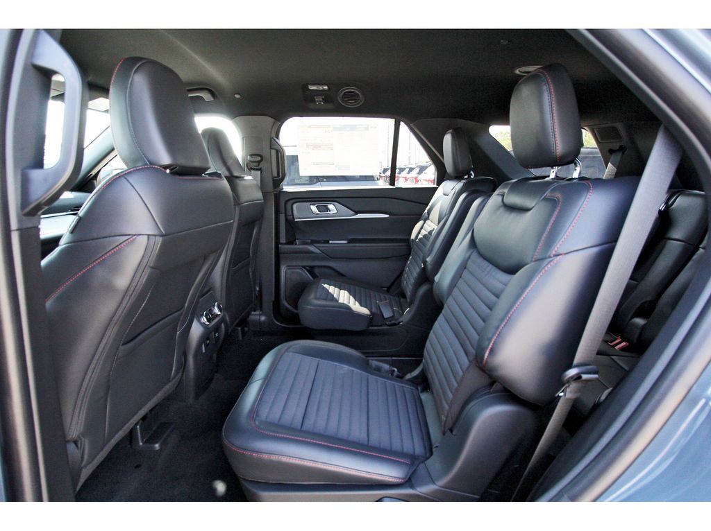 2025 Ford Explorer ST-Line photo 3