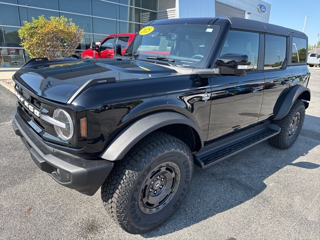 2025 Ford Bronco Outer Banks photo 2