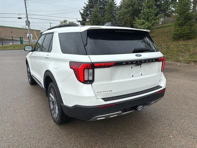 2025 Ford Explorer photo 2