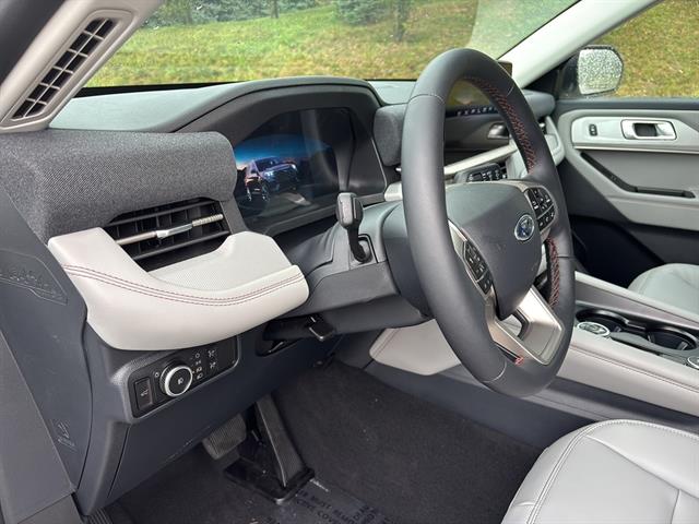 2025 Ford Explorer photo 11