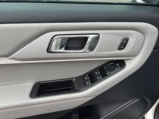 2025 Ford Explorer photo 12