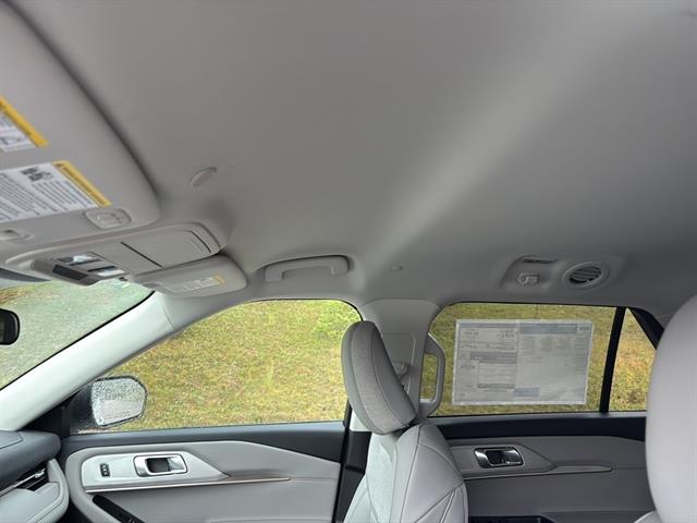 2025 Ford Explorer photo 13
