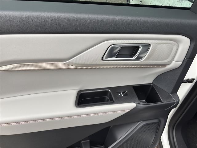 2025 Ford Explorer photo 15