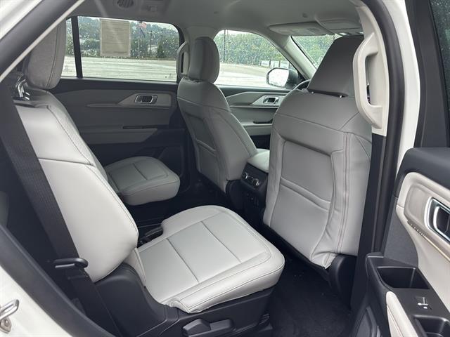 2025 Ford Explorer photo 17