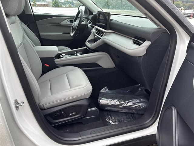 2025 Ford Explorer photo 18